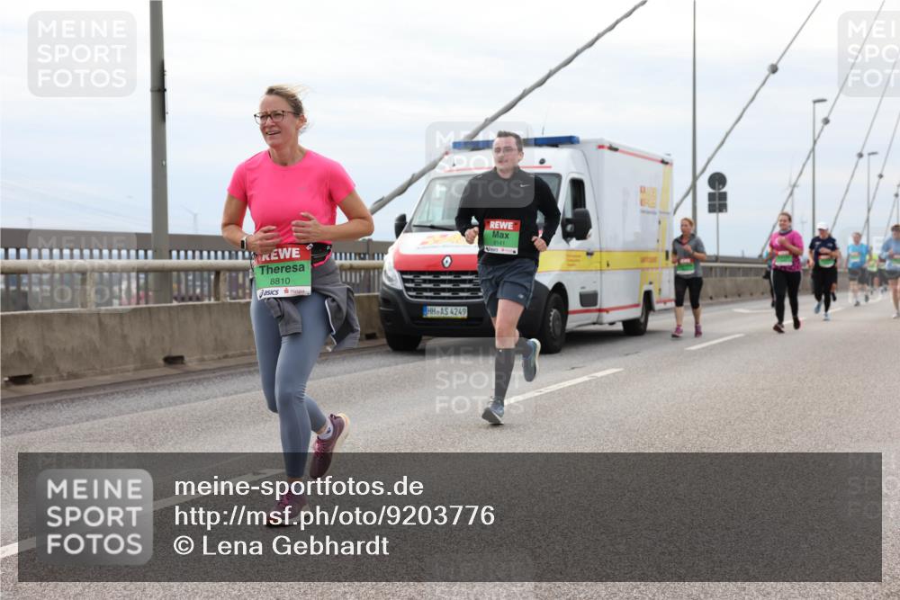 03.10.2025 - Köhlbrandbrückenlauf Lena Gebhardt http://msf.ph/oto/9203776 03.10.2025 15:54:14 Position 2 8810, 4249, 8141 meine-sportfotos.de