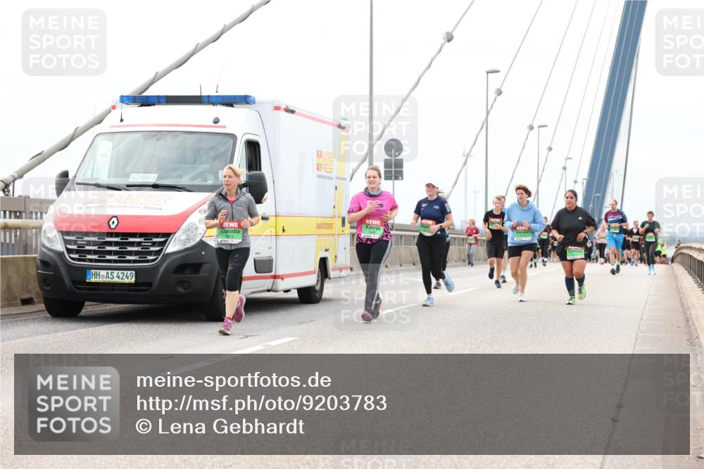 03.10.2025 - Köhlbrandbrückenlauf Lena Gebhardt http://msf.ph/oto/9203783 03.10.2025 15:54:15 Position 2 42, 85, 1, 4, 3, 4249 meine-sportfotos.de
