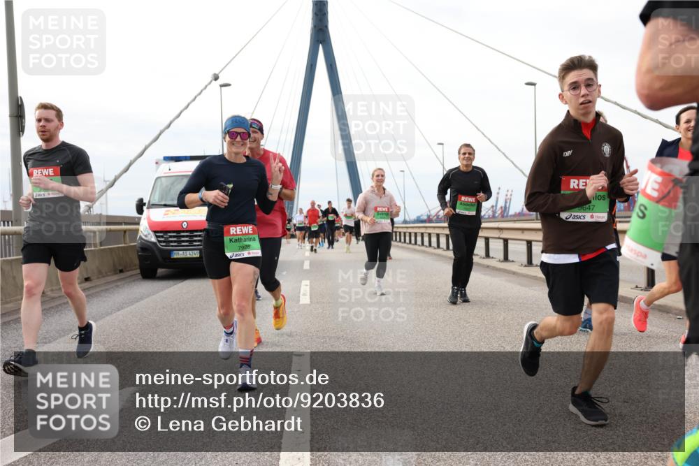 03.10.2025 - Köhlbrandbrückenlauf Lena Gebhardt http://msf.ph/oto/9203836 03.10.2025 15:54:37 Position 2 7928, 4249, 9647 meine-sportfotos.de