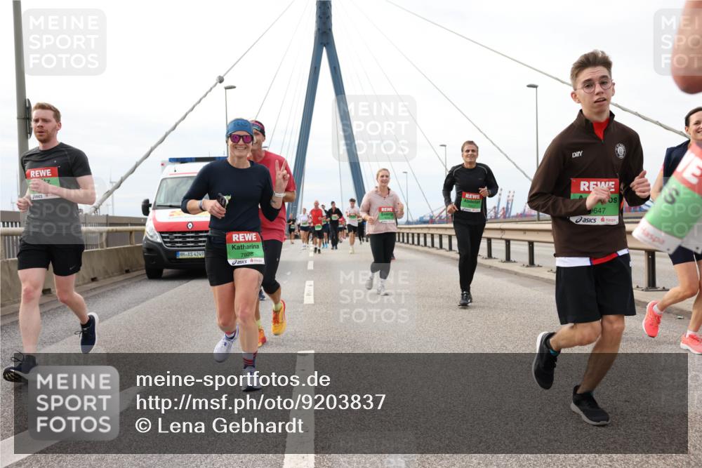03.10.2025 - Köhlbrandbrückenlauf Lena Gebhardt http://msf.ph/oto/9203837 03.10.2025 15:54:37 Position 2 4249, 7928, 9647 meine-sportfotos.de