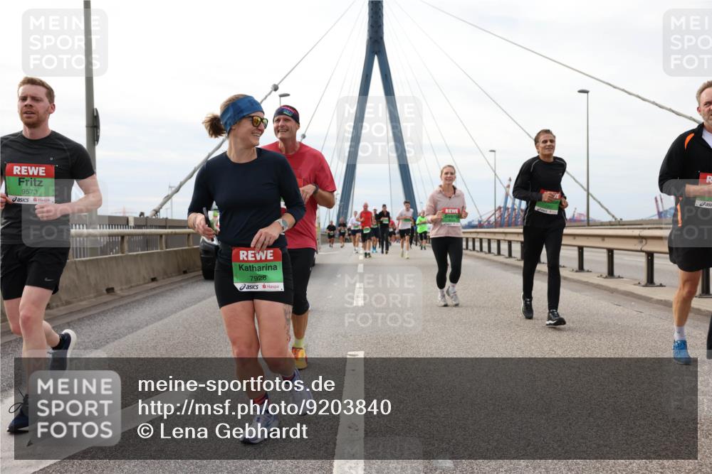 03.10.2025 - Köhlbrandbrückenlauf Lena Gebhardt http://msf.ph/oto/9203840 03.10.2025 15:54:38 Position 2 9573, 7928 meine-sportfotos.de