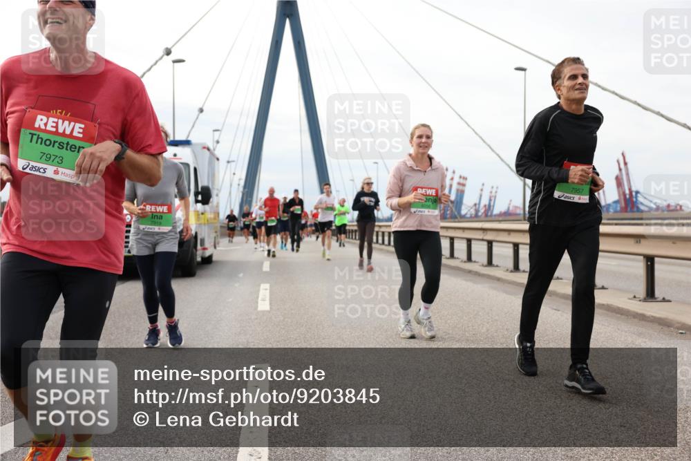 03.10.2025 - Köhlbrandbrückenlauf Lena Gebhardt http://msf.ph/oto/9203845 03.10.2025 15:54:38 Position 2 7973, 7919, 8056, 7957 meine-sportfotos.de