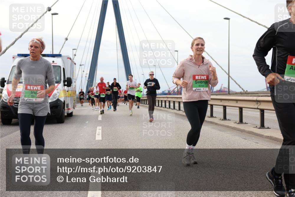 03.10.2025 - Köhlbrandbrückenlauf Lena Gebhardt http://msf.ph/oto/9203847 03.10.2025 15:54:39 Position 2 7919, 8056 meine-sportfotos.de