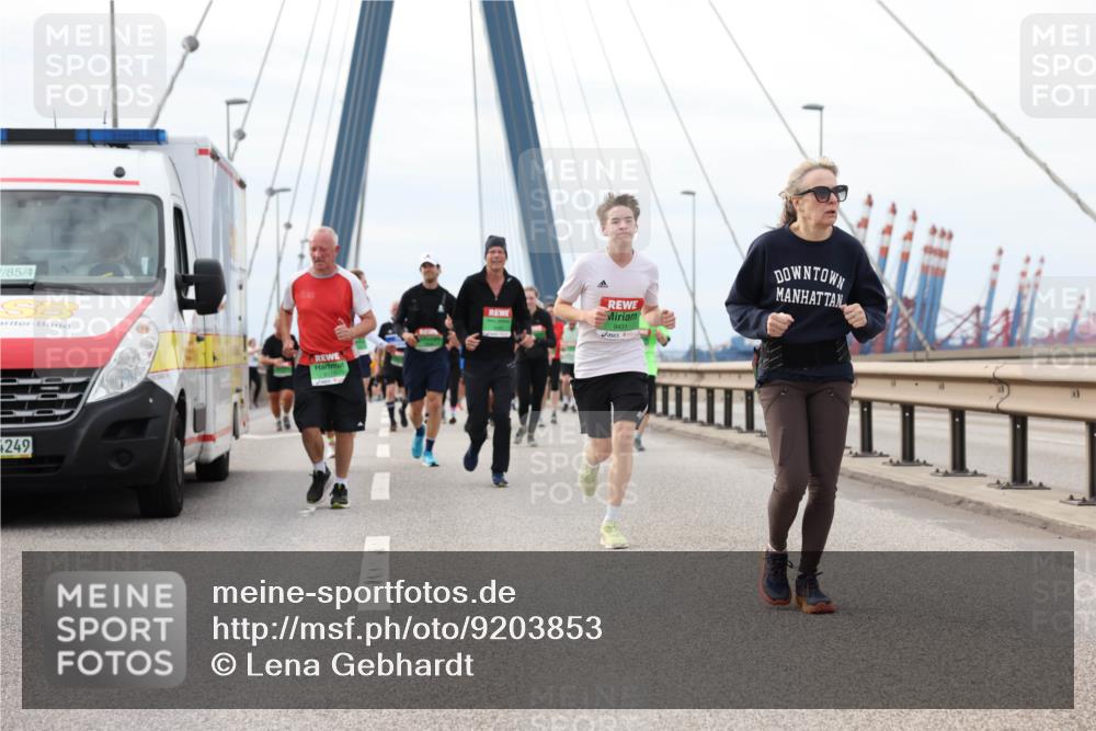 03.10.2025 - Köhlbrandbrückenlauf Lena Gebhardt http://msf.ph/oto/9203853 03.10.2025 15:54:41 Position 2 85, 249, 9431 meine-sportfotos.de