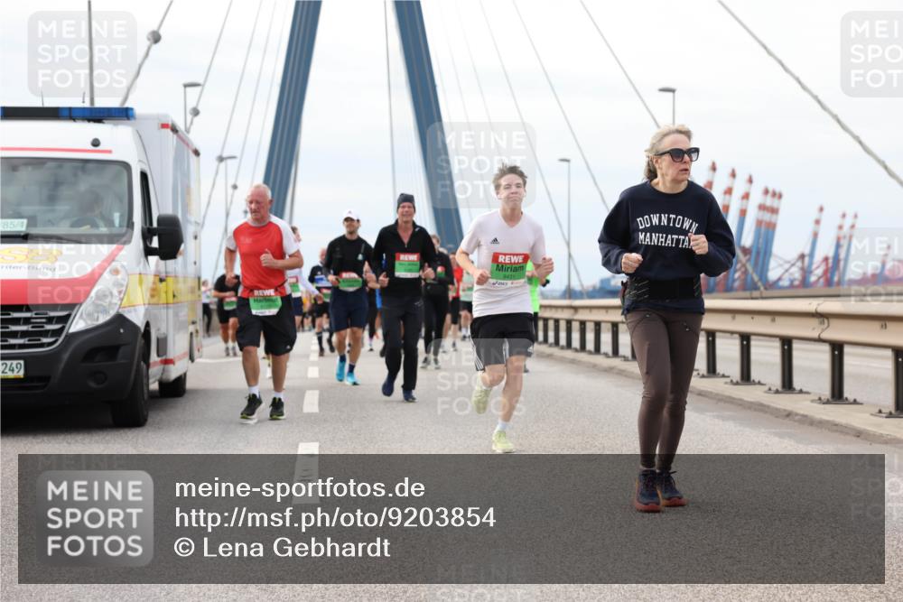 03.10.2025 - Köhlbrandbrückenlauf Lena Gebhardt http://msf.ph/oto/9203854 03.10.2025 15:54:41 Position 2 85, 249, 9431 meine-sportfotos.de
