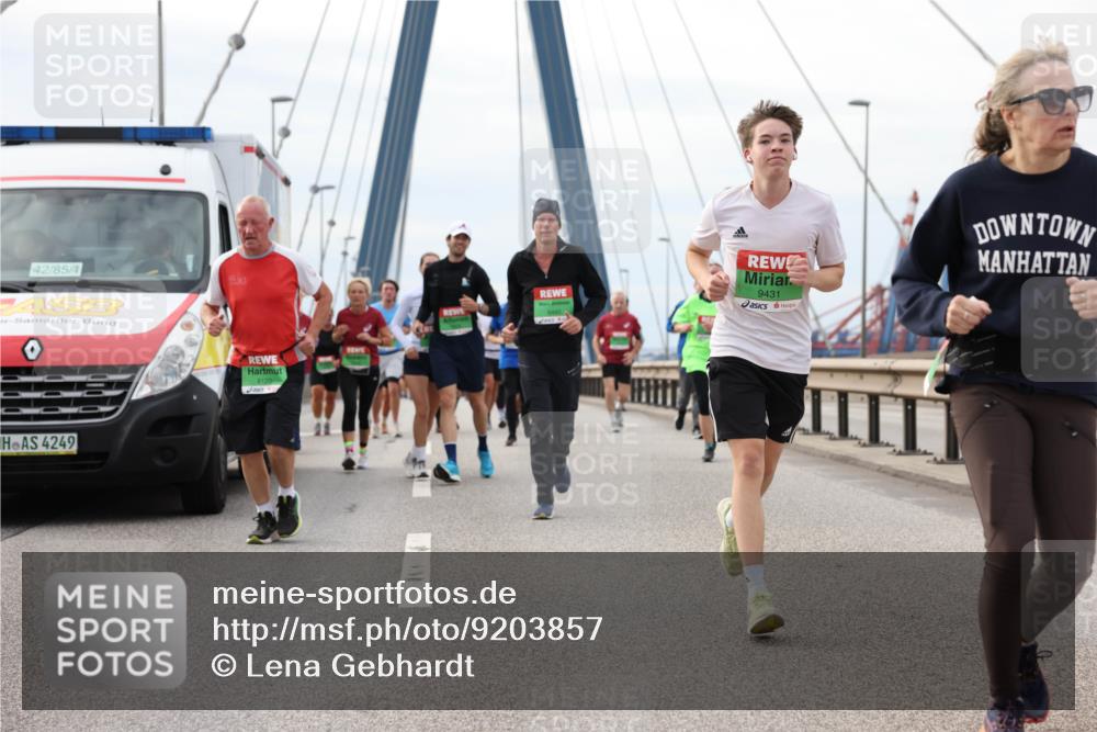 03.10.2025 - Köhlbrandbrückenlauf Lena Gebhardt http://msf.ph/oto/9203857 03.10.2025 15:54:42 Position 2 42, 85, 4249, 30, 8120, 9431 meine-sportfotos.de
