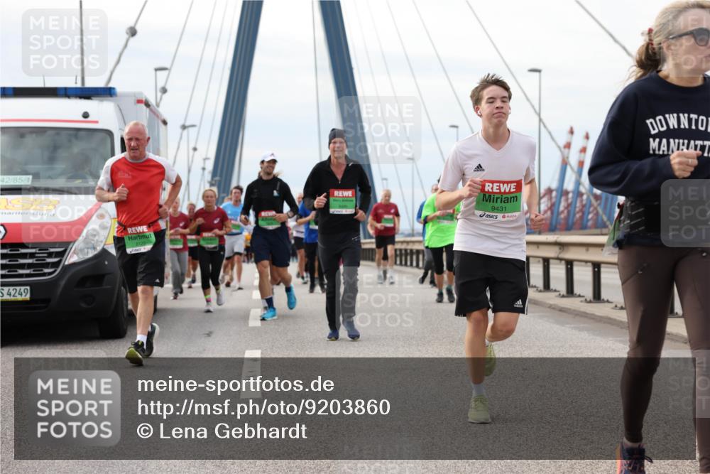 03.10.2025 - Köhlbrandbrückenlauf Lena Gebhardt http://msf.ph/oto/9203860 03.10.2025 15:54:42 Position 2 42, 85, 4249, 8120, 9431 meine-sportfotos.de
