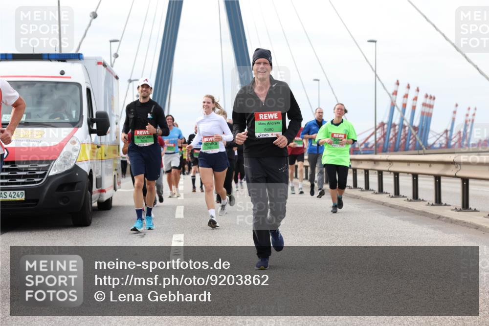 03.10.2025 - Köhlbrandbrückenlauf Lena Gebhardt http://msf.ph/oto/9203862 03.10.2025 15:54:43 Position 2 42, 4249, 8480 meine-sportfotos.de