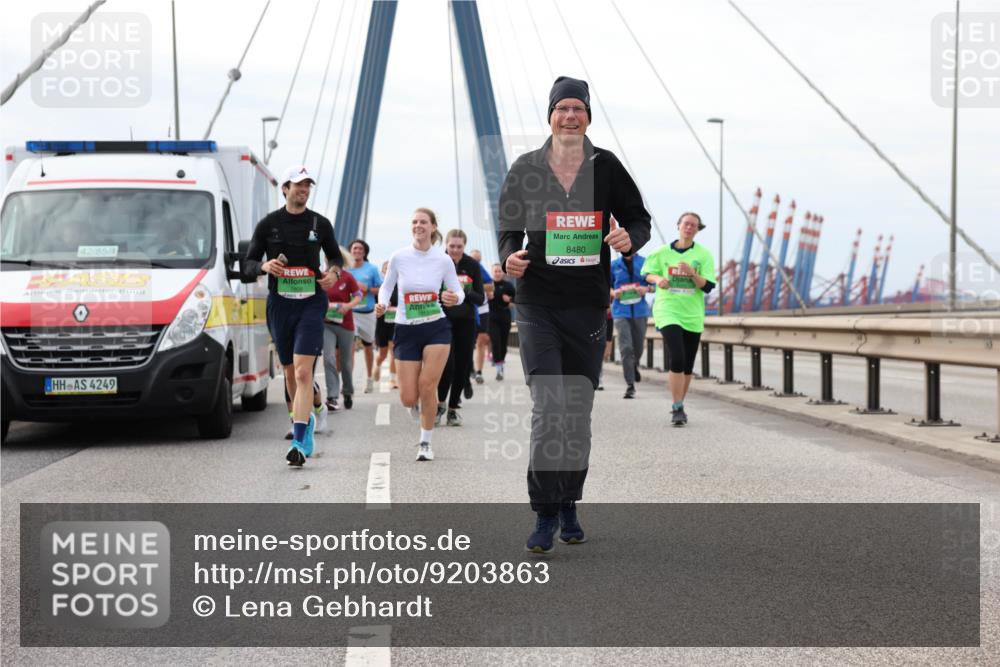 03.10.2025 - Köhlbrandbrückenlauf Lena Gebhardt http://msf.ph/oto/9203863 03.10.2025 15:54:44 Position 2 42, 85, 4249, 8480 meine-sportfotos.de