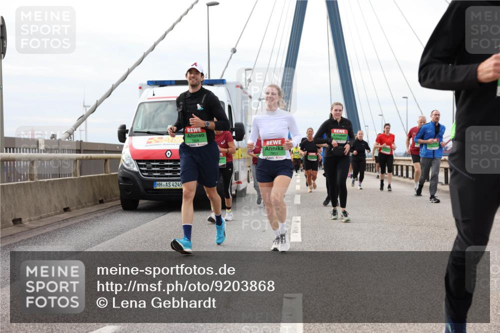03.10.2025 - Köhlbrandbrückenlauf Lena Gebhardt http://msf.ph/oto/9203868 03.10.2025 15:54:45 Position 2 7808, 4249, 7853 meine-sportfotos.de