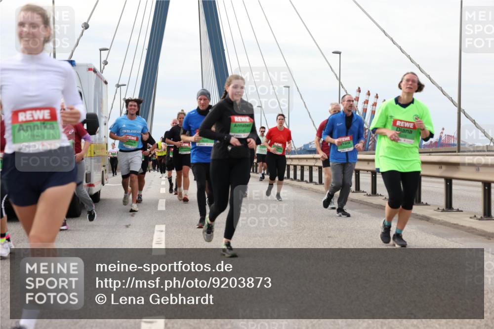03.10.2025 - Köhlbrandbrückenlauf Lena Gebhardt http://msf.ph/oto/9203873 03.10.2025 15:54:46 Position 2 7853 meine-sportfotos.de