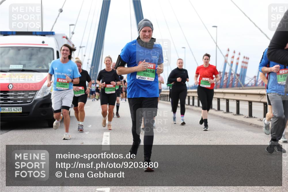03.10.2025 - Köhlbrandbrückenlauf Lena Gebhardt http://msf.ph/oto/9203880 03.10.2025 15:54:48 Position 2 42, 85, 4249, 9428, 89, 9245 meine-sportfotos.de