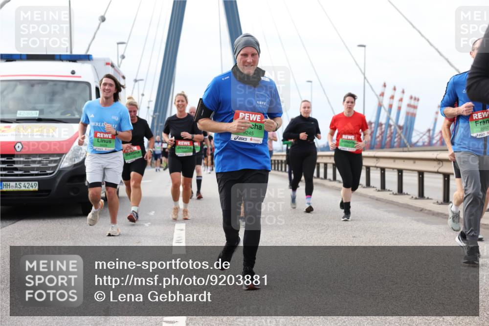 03.10.2025 - Köhlbrandbrückenlauf Lena Gebhardt http://msf.ph/oto/9203881 03.10.2025 15:54:48 Position 2 42, 85, 4249, 9428, 9245, 8997 meine-sportfotos.de