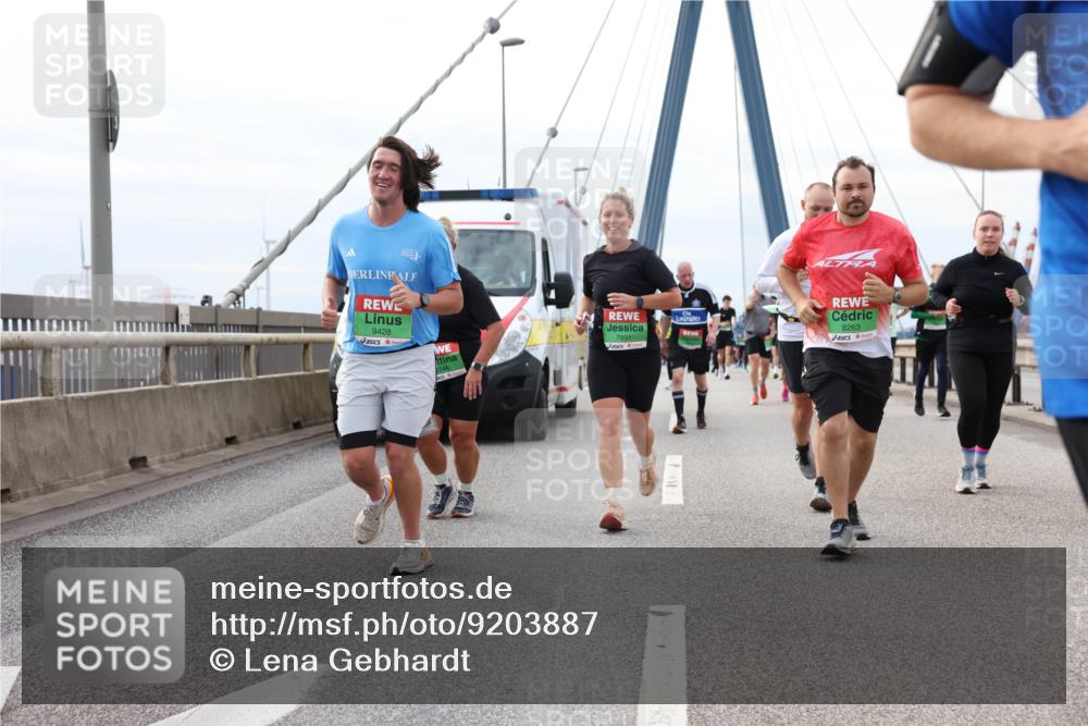 03.10.2025 - Köhlbrandbrückenlauf Lena Gebhardt http://msf.ph/oto/9203887 03.10.2025 15:54:49 Position 2 9428, 7891, 8263 meine-sportfotos.de