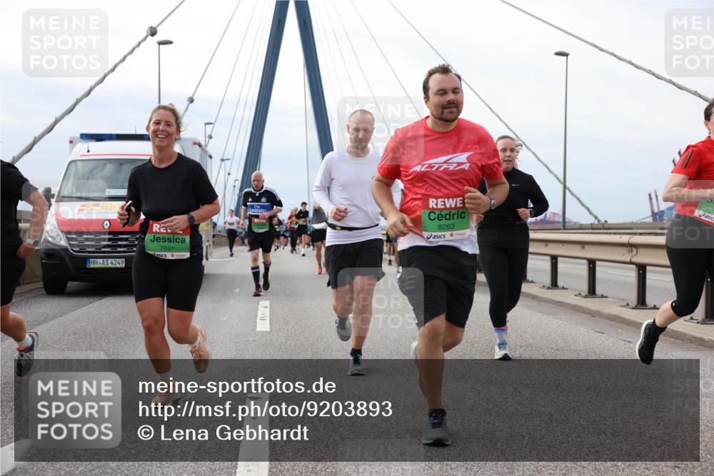 03.10.2025 - Köhlbrandbrückenlauf Lena Gebhardt http://msf.ph/oto/9203893 03.10.2025 15:54:50 Position 2 4249, 7891, 8263 meine-sportfotos.de