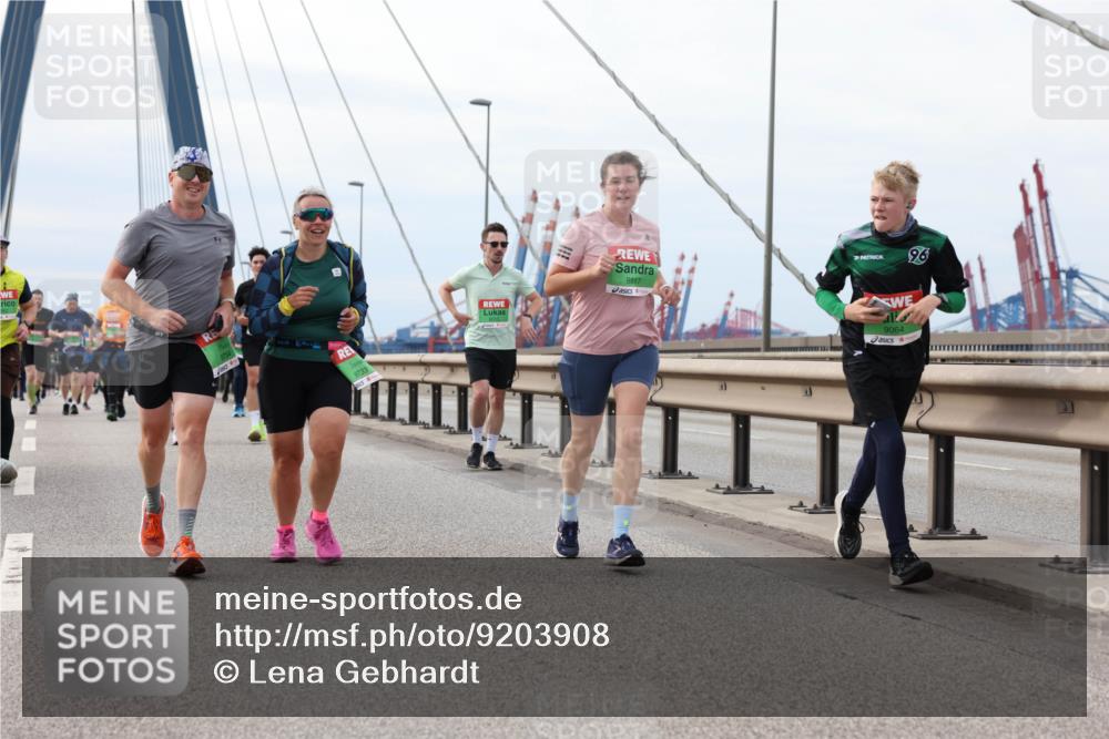 03.10.2025 - Köhlbrandbrückenlauf Lena Gebhardt http://msf.ph/oto/9203908 03.10.2025 15:54:53 Position 2 9733, 9517, 9064 meine-sportfotos.de