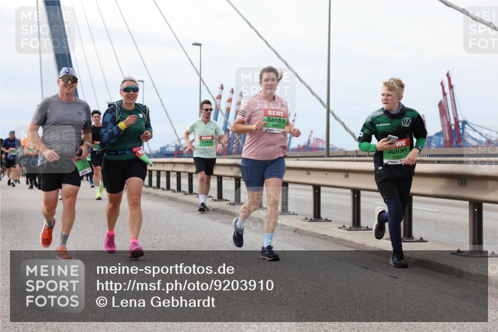 03.10.2025 - Köhlbrandbrückenlauf Lena Gebhardt http://msf.ph/oto/9203910 03.10.2025 15:54:53 Position 2 9734, 9517, 96, 9064 meine-sportfotos.de