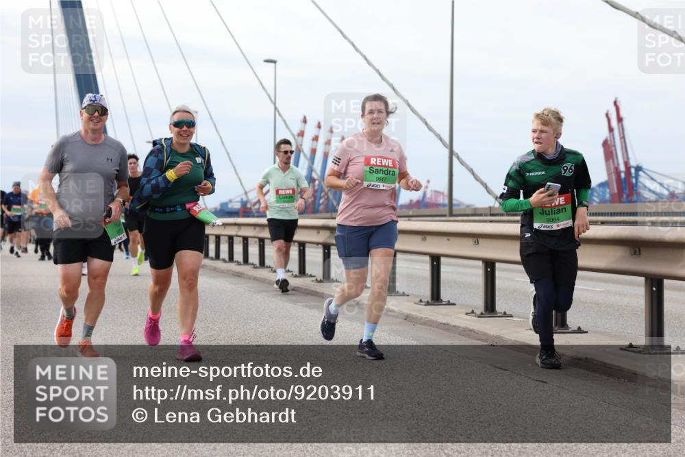 03.10.2025 - Köhlbrandbrückenlauf Lena Gebhardt http://msf.ph/oto/9203911 03.10.2025 15:54:53 Position 2 9517, 9064, 96 meine-sportfotos.de