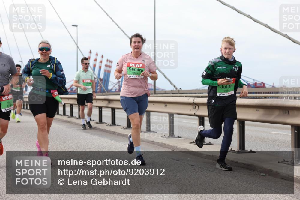 03.10.2025 - Köhlbrandbrückenlauf Lena Gebhardt http://msf.ph/oto/9203912 03.10.2025 15:54:54 Position 2 9734, 9517, 9064 meine-sportfotos.de