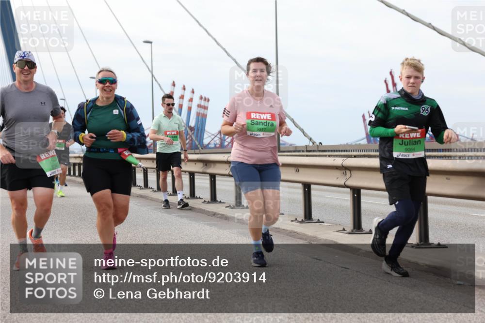 03.10.2025 - Köhlbrandbrückenlauf Lena Gebhardt http://msf.ph/oto/9203914 03.10.2025 15:54:54 Position 2 9734, 2003, 9517, 9064, 96 meine-sportfotos.de