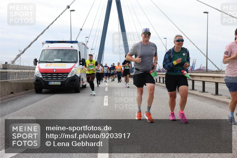 03.10.2025 - Köhlbrandbrückenlauf Lena Gebhardt http://msf.ph/oto/9203917 03.10.2025 15:54:55 Position 2 42, 85, 4249 meine-sportfotos.de