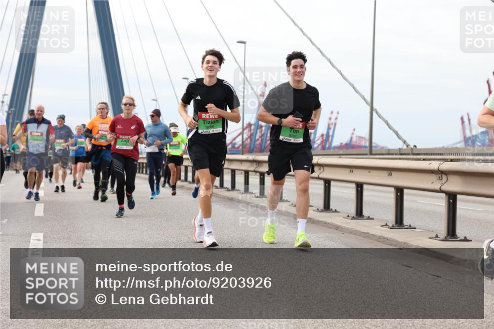 03.10.2025 - Köhlbrandbrückenlauf Lena Gebhardt http://msf.ph/oto/9203926 03.10.2025 15:54:58 Position 2 9266, 9267 meine-sportfotos.de