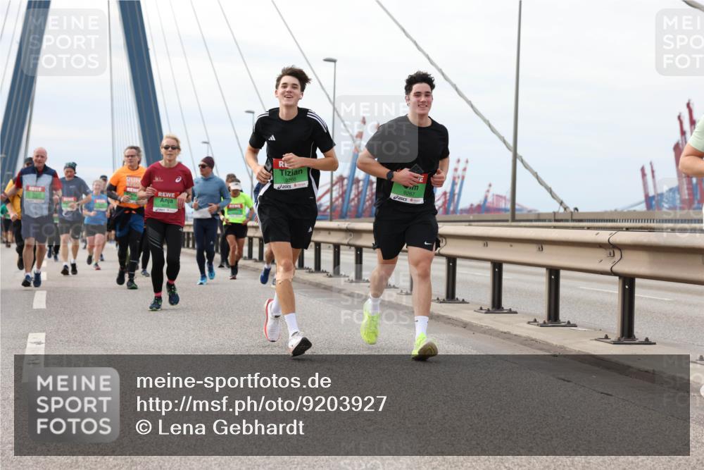 03.10.2025 - Köhlbrandbrückenlauf Lena Gebhardt http://msf.ph/oto/9203927 03.10.2025 15:54:58 Position 2 9266, 9267 meine-sportfotos.de