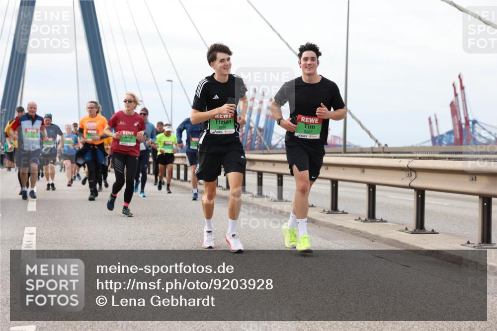 03.10.2025 - Köhlbrandbrückenlauf Lena Gebhardt http://msf.ph/oto/9203928 03.10.2025 15:54:58 Position 2 9266, 9267 meine-sportfotos.de