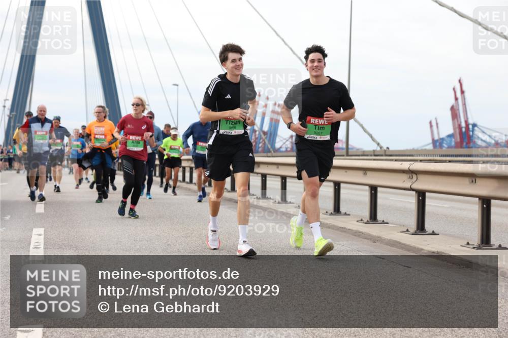 03.10.2025 - Köhlbrandbrückenlauf Lena Gebhardt http://msf.ph/oto/9203929 03.10.2025 15:54:58 Position 2 9266, 9267 meine-sportfotos.de