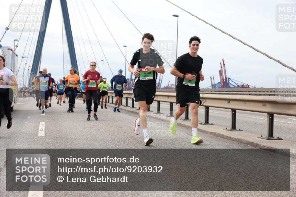 03.10.2025 - Köhlbrandbrückenlauf Lena Gebhardt http://msf.ph/oto/9203932 03.10.2025 15:54:58 Position 2 9266 meine-sportfotos.de