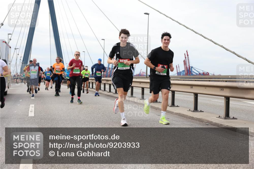 03.10.2025 - Köhlbrandbrückenlauf Lena Gebhardt http://msf.ph/oto/9203933 03.10.2025 15:54:58 Position 2 9266 meine-sportfotos.de
