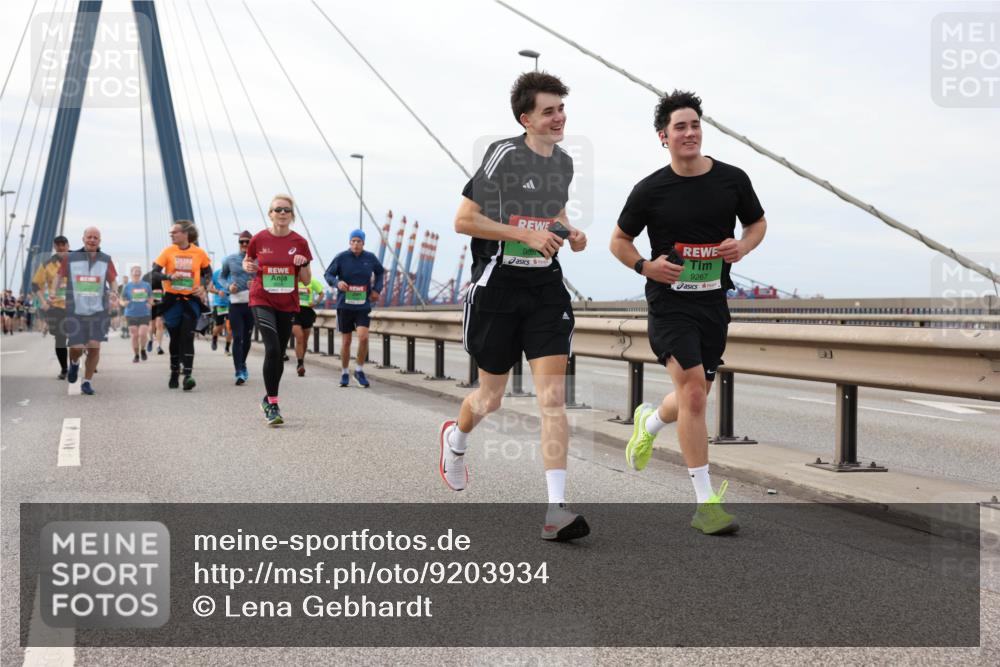 03.10.2025 - Köhlbrandbrückenlauf Lena Gebhardt http://msf.ph/oto/9203934 03.10.2025 15:54:59 Position 2 9267 meine-sportfotos.de