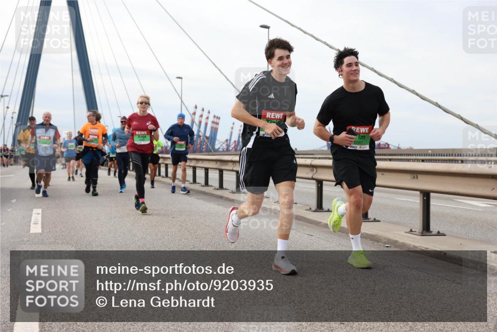 03.10.2025 - Köhlbrandbrückenlauf Lena Gebhardt http://msf.ph/oto/9203935 03.10.2025 15:54:59 Position 2 9267 meine-sportfotos.de