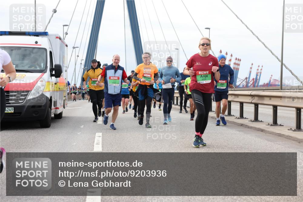 03.10.2025 - Köhlbrandbrückenlauf Lena Gebhardt http://msf.ph/oto/9203936 03.10.2025 15:54:59 Position 2 4249, 9749, 9208 meine-sportfotos.de