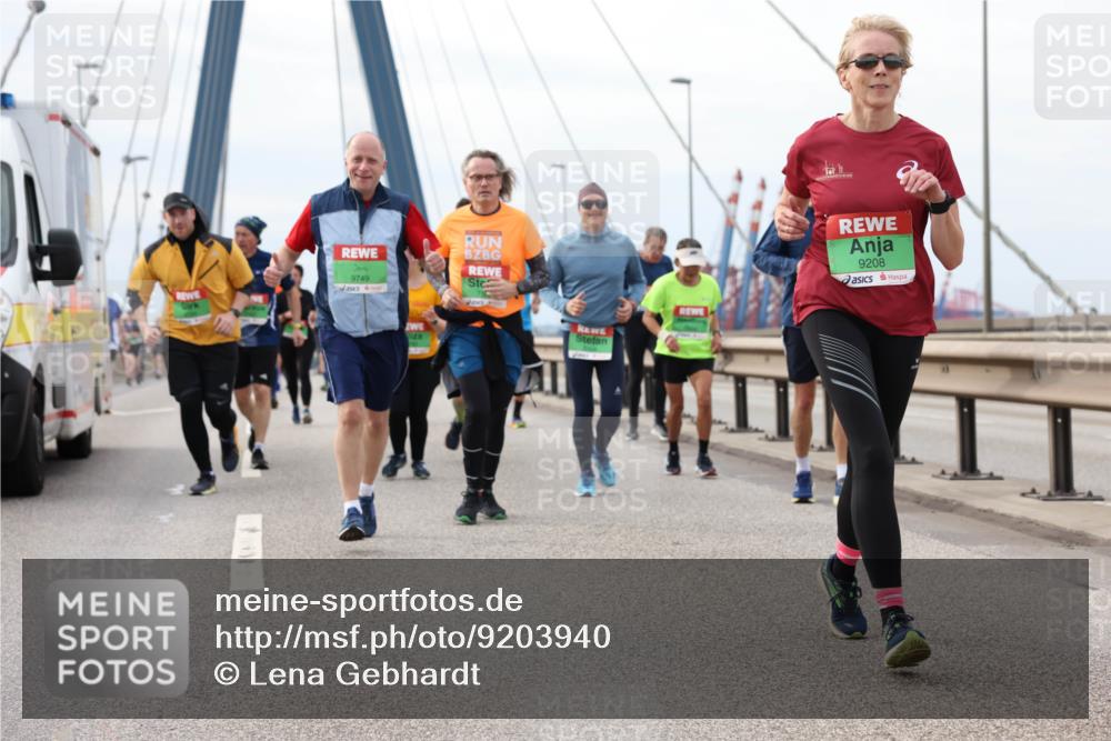 03.10.2025 - Köhlbrandbrückenlauf Lena Gebhardt http://msf.ph/oto/9203940 03.10.2025 15:55:00 Position 2 9749, 9208 meine-sportfotos.de