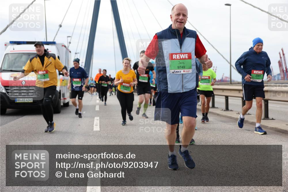 03.10.2025 - Köhlbrandbrückenlauf Lena Gebhardt http://msf.ph/oto/9203947 03.10.2025 15:55:02 Position 2 4249, 9749, 7632 meine-sportfotos.de