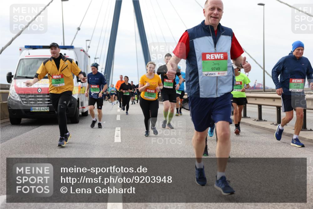 03.10.2025 - Köhlbrandbrückenlauf Lena Gebhardt http://msf.ph/oto/9203948 03.10.2025 15:55:02 Position 2 8194, 4249, 9749, 7436, 7632 meine-sportfotos.de
