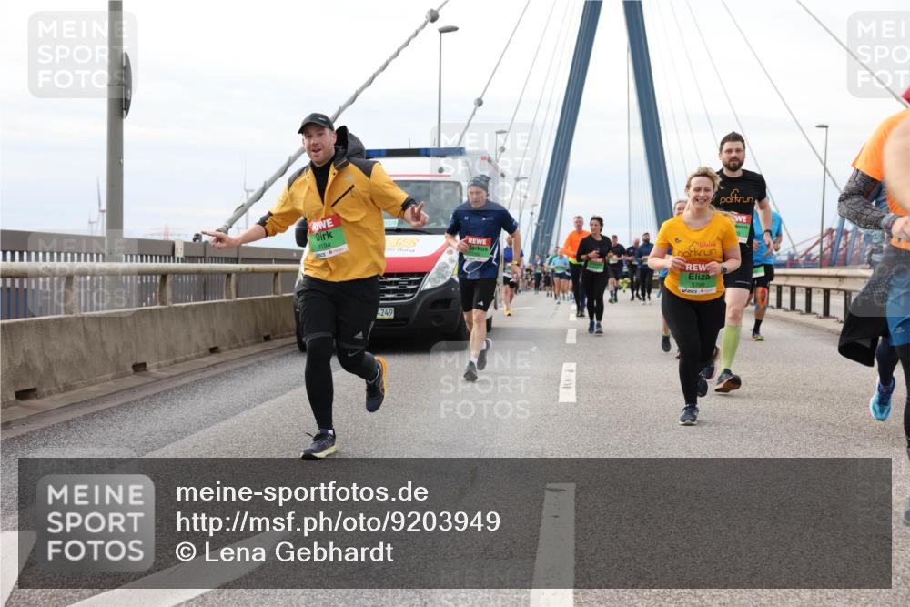 03.10.2025 - Köhlbrandbrückenlauf Lena Gebhardt http://msf.ph/oto/9203949 03.10.2025 15:55:03 Position 2 8194, 4249, 19, 8790 meine-sportfotos.de