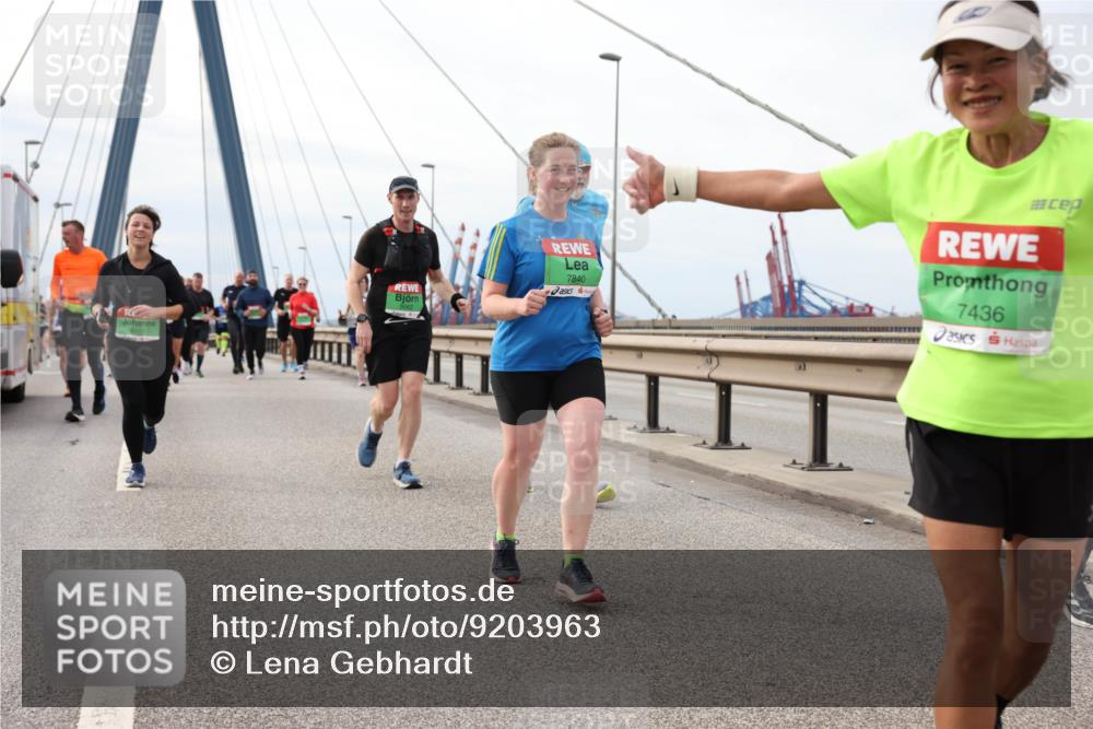 03.10.2025 - Köhlbrandbrückenlauf Lena Gebhardt http://msf.ph/oto/9203963 03.10.2025 15:55:05 Position 2 8117, 7840, 7436 meine-sportfotos.de
