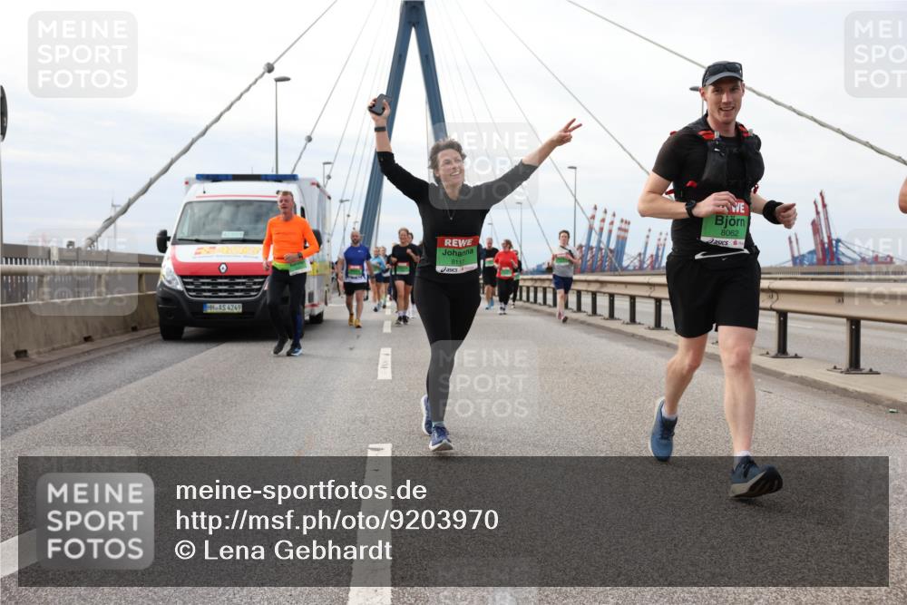 03.10.2025 - Köhlbrandbrückenlauf Lena Gebhardt http://msf.ph/oto/9203970 03.10.2025 15:55:07 Position 2 4249, 8117, 8062 meine-sportfotos.de