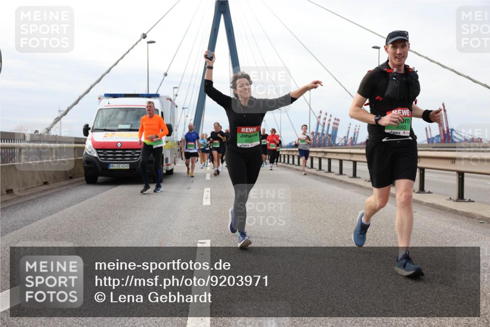 03.10.2025 - Köhlbrandbrückenlauf Lena Gebhardt http://msf.ph/oto/9203971 03.10.2025 15:55:07 Position 2 4249, 8062, 8117 meine-sportfotos.de
