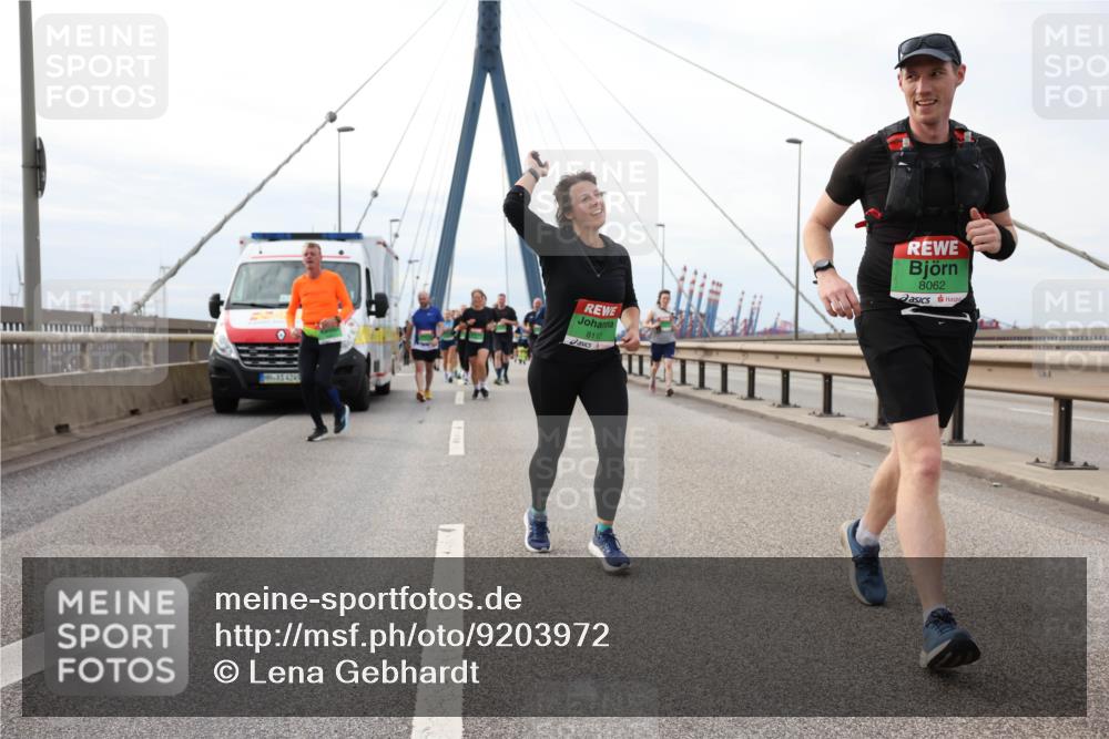 03.10.2025 - Köhlbrandbrückenlauf Lena Gebhardt http://msf.ph/oto/9203972 03.10.2025 15:55:07 Position 2 4249, 8117, 8062 meine-sportfotos.de