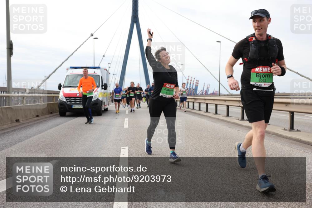 03.10.2025 - Köhlbrandbrückenlauf Lena Gebhardt http://msf.ph/oto/9203973 03.10.2025 15:55:07 Position 2 424, 8062, 8117 meine-sportfotos.de