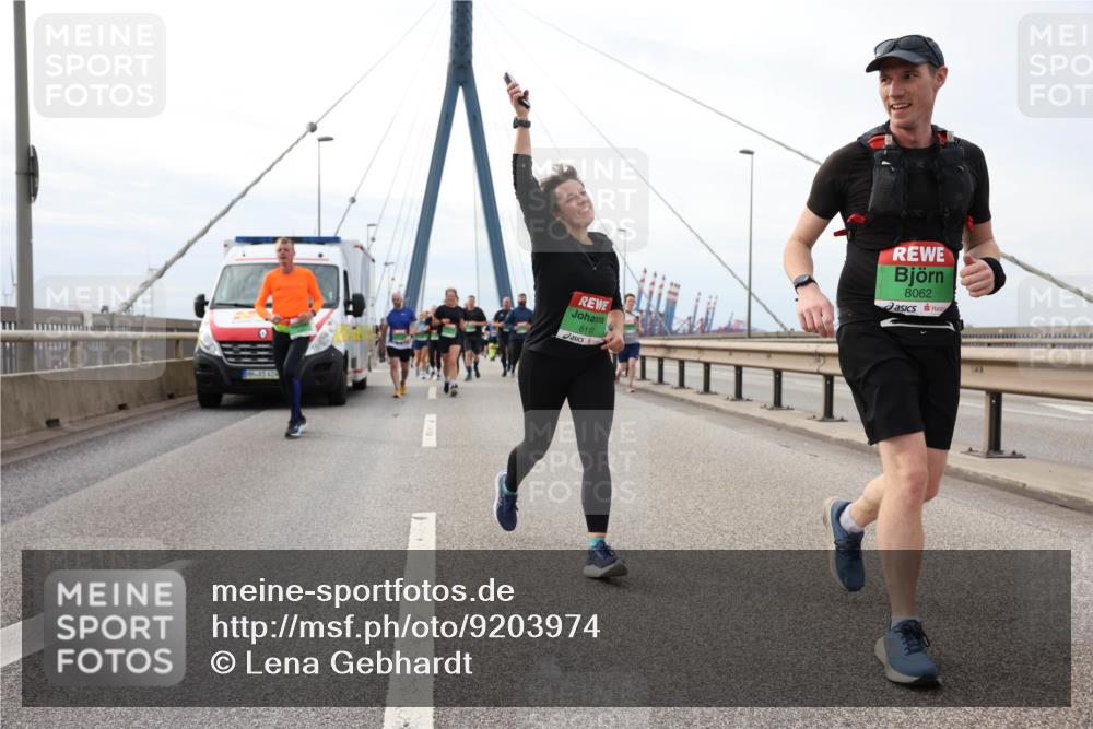 03.10.2025 - Köhlbrandbrückenlauf Lena Gebhardt http://msf.ph/oto/9203974 03.10.2025 15:55:07 Position 2 15, 424, 8117, 8062 meine-sportfotos.de
