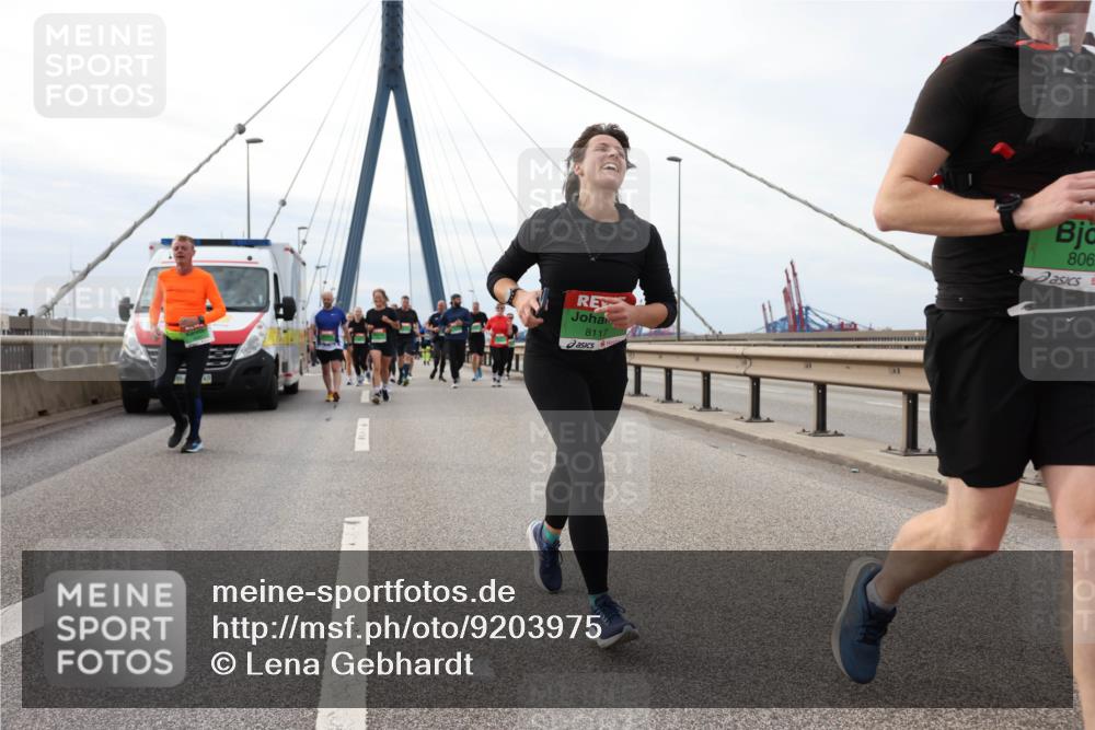03.10.2025 - Köhlbrandbrückenlauf Lena Gebhardt http://msf.ph/oto/9203975 03.10.2025 15:55:07 Position 2 8117, 806 meine-sportfotos.de