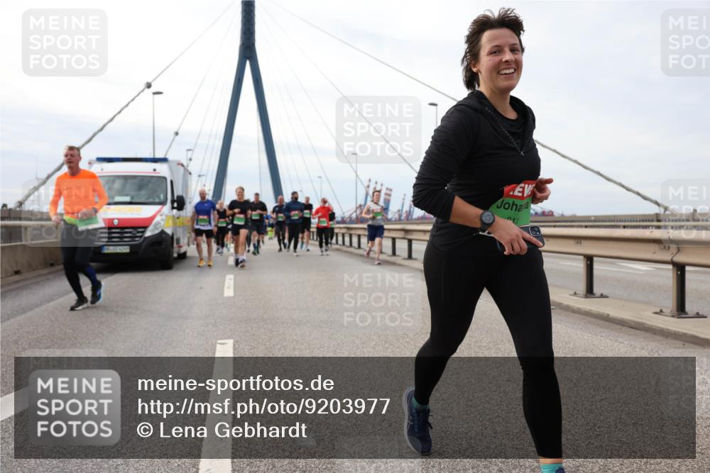 03.10.2025 - Köhlbrandbrückenlauf Lena Gebhardt http://msf.ph/oto/9203977 03.10.2025 15:55:08 Position 2 11 meine-sportfotos.de