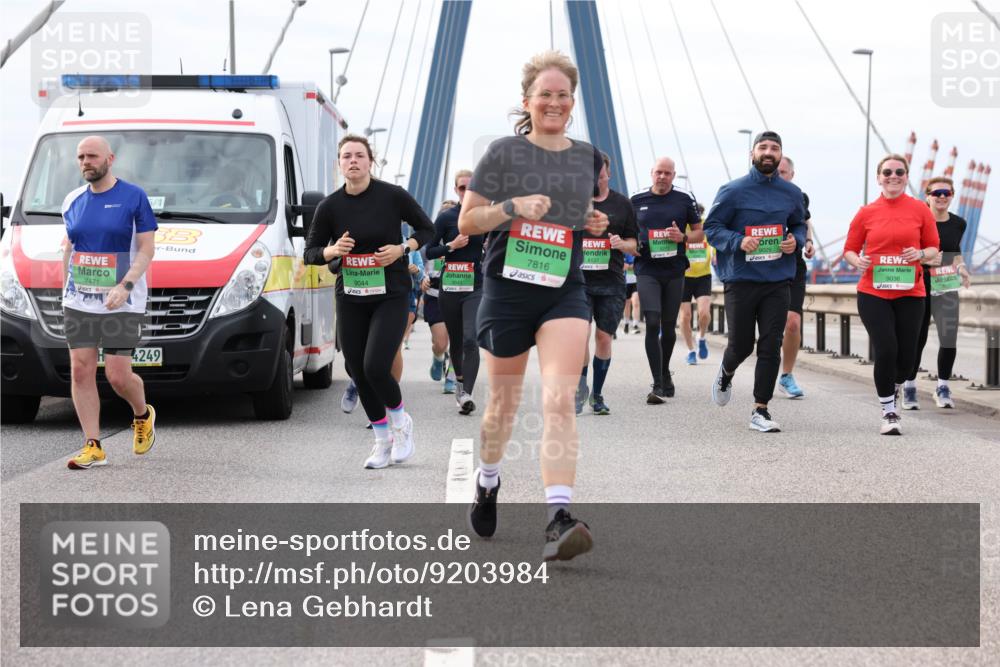 03.10.2025 - Köhlbrandbrückenlauf Lena Gebhardt http://msf.ph/oto/9203984 03.10.2025 15:55:10 Position 2 7816, 8137, 9044, 7471, 4249, 9036 meine-sportfotos.de
