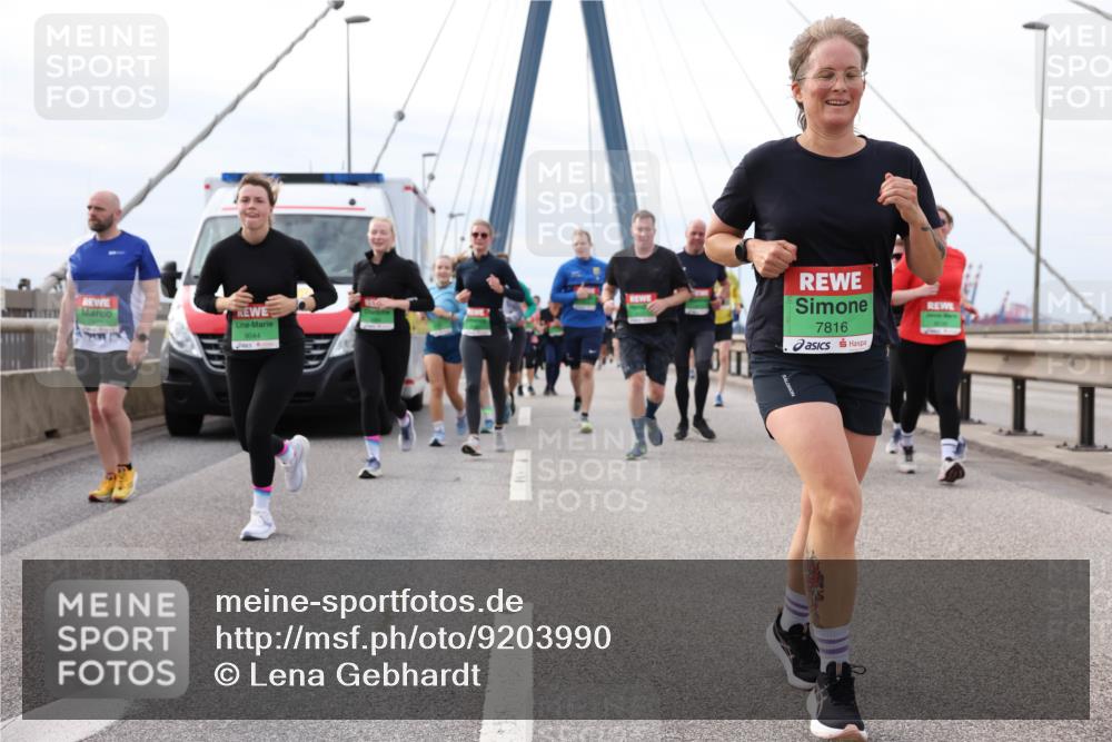 03.10.2025 - Köhlbrandbrückenlauf Lena Gebhardt http://msf.ph/oto/9203990 03.10.2025 15:55:11 Position 2 9044, 7816 meine-sportfotos.de