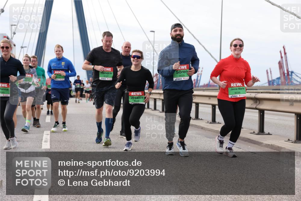 03.10.2025 - Köhlbrandbrückenlauf Lena Gebhardt http://msf.ph/oto/9203994 03.10.2025 15:55:12 Position 2 043, 8137, 8109, 9029, 9036 meine-sportfotos.de