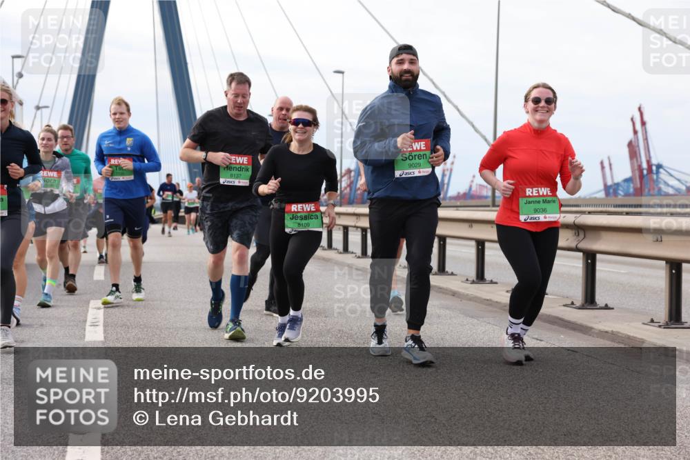 03.10.2025 - Köhlbrandbrückenlauf Lena Gebhardt http://msf.ph/oto/9203995 03.10.2025 15:55:12 Position 2 8137, 8109, 9029, 9036 meine-sportfotos.de